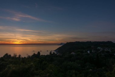 Yunanistan 'ın batı kesiminden denize doğru muhteşem bir gün batımı, Mathraki Adası.