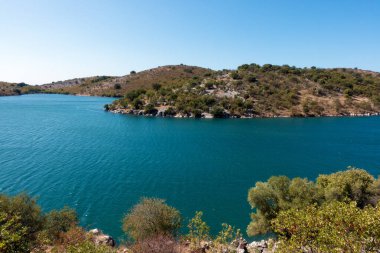 Arnavutluk sınırına yakın, Yunanistan 'ın Igoumenitsa kentindeki Sagiada şeridinde deniz manzarası çok güzel.