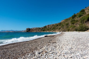 Arnavutluk sınırına yakın, Yunanistan 'ın Igoumenitsa kentindeki Sagiada şeridinde deniz manzarası çok güzel.