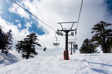 Vasilitsa kayak merkezi Grevena, Yunanistan 'ın karlı yamaçlarında nefes kesici manzara