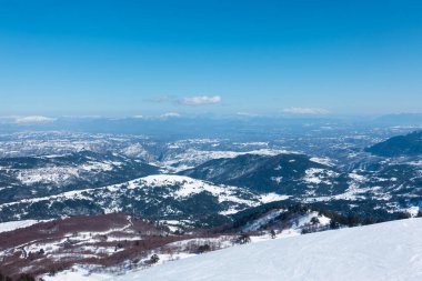 Vasilitsa kayak merkezi Grevena, Yunanistan 'ın karlı yamaçlarında nefes kesici manzara