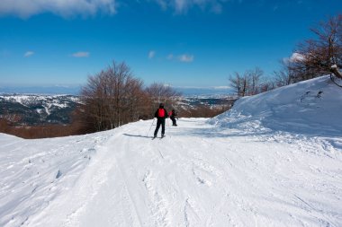 2 Şubat 2022 - Grevena, Yunanistan - Vasilitsa kayak merkezinin muhteşem karlı yamaçları
