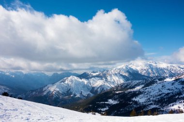 Vasilitsa kayak merkezi Grevena, Yunanistan 'ın karlı yamaçlarında nefes kesici manzara