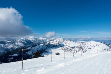 Vasilitsa kayak merkezi Grevena, Yunanistan 'ın karlı yamaçlarında nefes kesici manzara