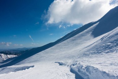 Vasilitsa kayak merkezi Grevena, Yunanistan 'ın karlı yamaçlarında nefes kesici manzara