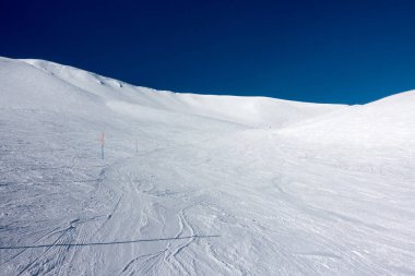 Vasilitsa kayak merkezi Grevena, Yunanistan 'ın karlı yamaçlarında nefes kesici manzara