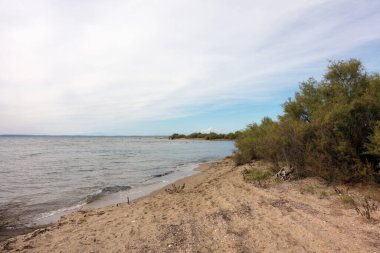 Yunanistan 'ın Chalkidiki kentindeki Psakoudia köyüne yakın deniz manzarası bulutlu bir günde
