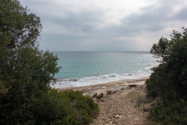 Bulutlu bir günde Yunanistan 'ın Chalkidiki kentindeki Pyrgadikia köyüne yakın güzel bir deniz manzarası