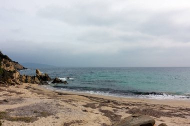 Bulutlu bir günde Yunanistan 'ın Chalkidiki kentindeki Pyrgadikia köyüne yakın güzel bir deniz manzarası