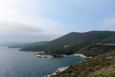 Bulutlu bir günde Yunanistan 'ın Chalkidiki kentindeki Pyrgadikia köyüne yakın güzel bir deniz manzarası