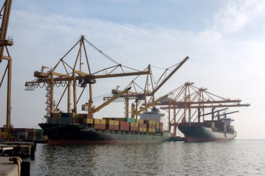 17 Aralık 2022 - Selanik, Yunanistan - Selanik limanına kargo taşıyan konteyner
