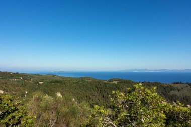 Yunanistan 'ın Korfu kentinin kuzeybatısındaki Othonoi adasındaki dağdan denize inanılmaz bir manzara.