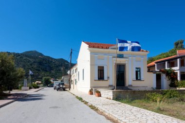 13 Eylül 2023 - Yunanistan Othonoi Adası - Yunanistan 'ın Othonoi adasının ana caddesindeki okul binası