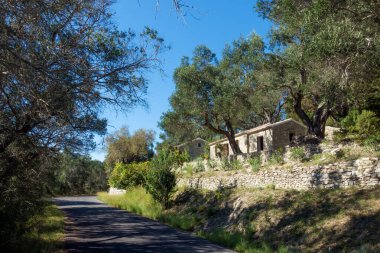 Yunanistan 'ın Othonoi adasının tepesindeki köyde mimarlık