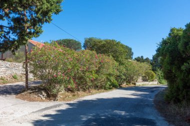Yunanistan 'ın Othonoi adasının tepesindeki köyde mimarlık