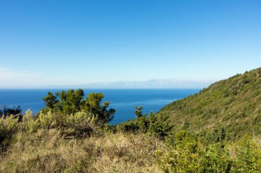 Yunanistan 'ın Korfu kentinin kuzeybatısındaki Othonoi adasındaki dağdan denize inanılmaz bir manzara.