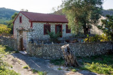 Yunanistan 'ın Othonoi adasının tepesindeki köyde mimarlık