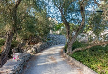 Yunanistan 'ın Othonoi adasının tepesindeki köyde mimarlık