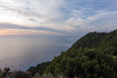Yunanistan 'ın Korfu kentinin kuzeybatısındaki Othonoi adasındaki dağdan alacakaranlıkta denize doğru inanılmaz bir manzara.