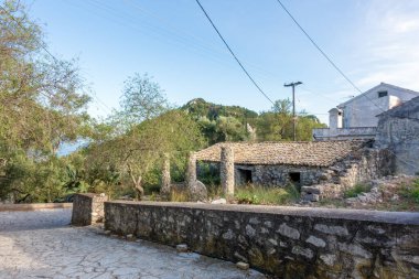 Yunanistan 'ın Othonoi adasının tepesindeki köyde mimarlık