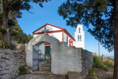 Yunanistan 'ın Othonoi adasının tepesindeki köydeki Aziz George Kilisesi.