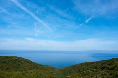 Yunanistan 'ın Korfu kentinin kuzeybatısındaki Othonoi adasındaki dağdan denize inanılmaz bir manzara.