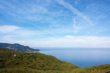 Yunanistan 'ın Korfu kentinin kuzeybatısındaki Othonoi adasındaki dağdan denize inanılmaz bir manzara.