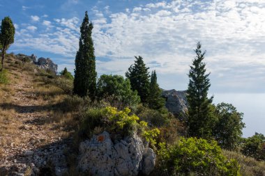 Yunanistan 'ın Korfu kentinin kuzeybatısındaki Othonoi adasındaki dağdan denize inanılmaz bir manzara.