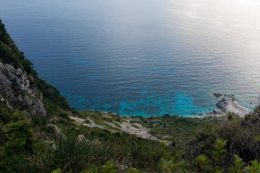 Yunanistan 'ın Korfu kentinin kuzeybatısındaki Othonoi adasındaki dağdan deniz manzarası inanılmaz.