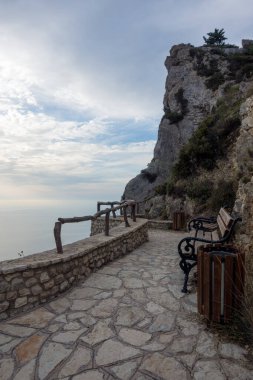 Yunanistan 'ın Korfu kentinin kuzeybatısındaki Othonoi adasındaki dağdan deniz manzarası inanılmaz.