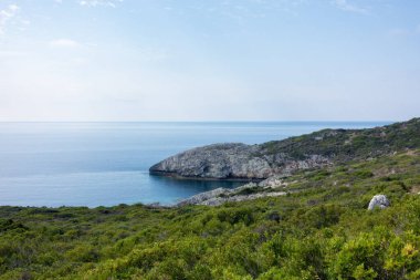 Yunanistan 'ın Othonoi adasındaki güney kıyı şeridinin inanılmaz kayalık oluşumları ve muhteşem deniz suları