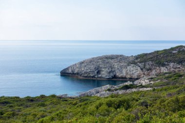 Yunanistan 'ın Othonoi adasındaki güney kıyı şeridinin inanılmaz kayalık oluşumları ve muhteşem deniz suları