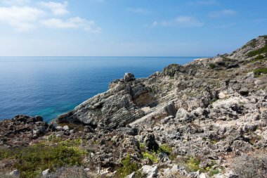 Yunanistan 'ın Othonoi adasındaki güney kıyı şeridinin inanılmaz kayalık oluşumları ve muhteşem deniz suları