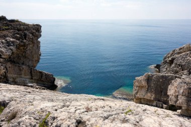 Yunanistan 'ın Othonoi adasındaki güney kıyı şeridinin inanılmaz kayalık oluşumları ve muhteşem deniz suları