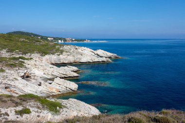 Yunanistan 'ın Othonoi adasındaki güney kıyı şeridinin inanılmaz kayalık oluşumları ve muhteşem deniz suları