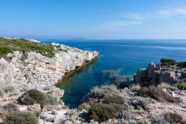 Yunanistan 'ın Othonoi adasındaki güney kıyı şeridinin inanılmaz kayalık oluşumları ve muhteşem deniz suları