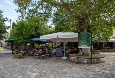 11 Ağustos 2023 - Yunanistan, Ioannina - Pamvotida Gölü 'nün küçük adasında insanların güzel köyün tadını çıkardığı bir cadde