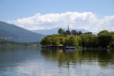 Yunanistan 'ın Ioannina kentindeki Pamvotida Gölü' nün rıhtımında Ali Paşa 'nın ağırlıklı eski kalesi görülüyor.