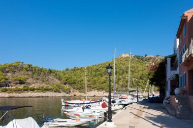 15 Ağustos 2023 - Yunanistan 'ın Kefalonia Adası - Yunanistan' ın Kefalonya adasındaki güzel Asos köyünde sokak ve plaza