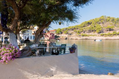 15 Ağustos 2023 - Yunanistan 'ın Kefalonia Adası - Yunanistan' ın Kefalonya adasındaki güzel Asos köyünde sokak ve plaza