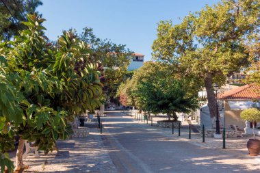 Yunanistan 'ın Kefalonya adasındaki Assos köyünün sokaklarındaki güzel mimari