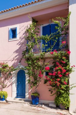 Yunanistan 'ın Kefalonya adasındaki Assos köyünün sokaklarındaki güzel mimari