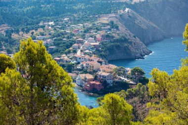 Yunanistan 'ın Kefalonia adasındaki Assos köyünün güzel körfezine bakın.