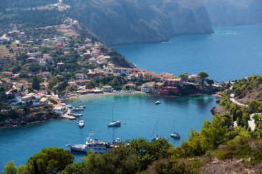 Yunanistan 'ın Kefalonia adasındaki Assos köyünün güzel körfezine bakın.