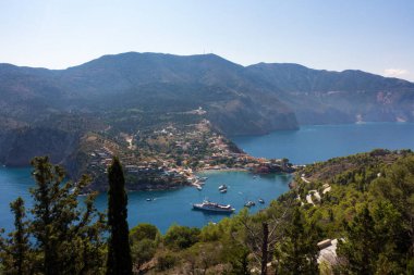 Yunanistan 'ın Kefalonia adasındaki Assos köyünün güzel körfezine bakın.