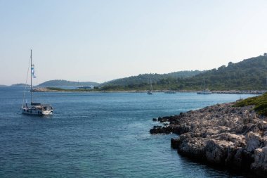 17 Ağustos 2023 - Kastos Adası, Yunanistan - Yunanistan 'ın Kastos adasındaki yat ve tekneleriyle inanılmaz bir kıyı şeridi