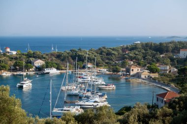 17 Ağustos 2023 - Kastos Adası, Yunanistan - Birçok yelkenli yatıyla Kastos adasının limanı