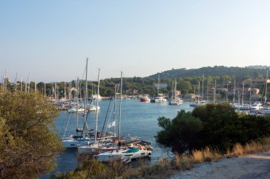 17 Ağustos 2023 - Kastos Adası, Yunanistan - Birçok yelkenli yatıyla Kastos adasının limanı