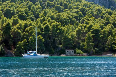 18 Ağustos 2023 - Yunanistan 'ın Kalamos adası - Yunanistan' ın Kalamos adasının sahil şeridinde yatları ve tekneleri olan inanılmaz bir manzara