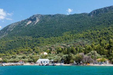 18 Ağustos 2023 - Yunanistan 'ın Kalamos adası - Yunanistan' ın Kalamos adasının sahil şeridinde yatları ve tekneleri olan inanılmaz bir manzara